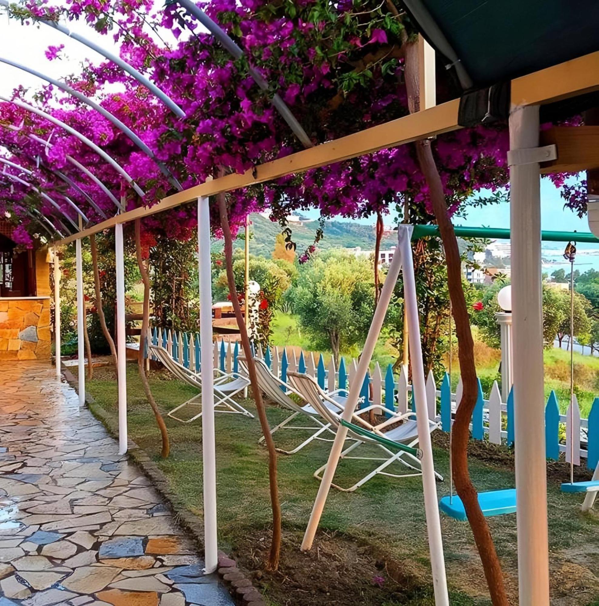 Hotel Sirena Radhimë Buitenkant foto