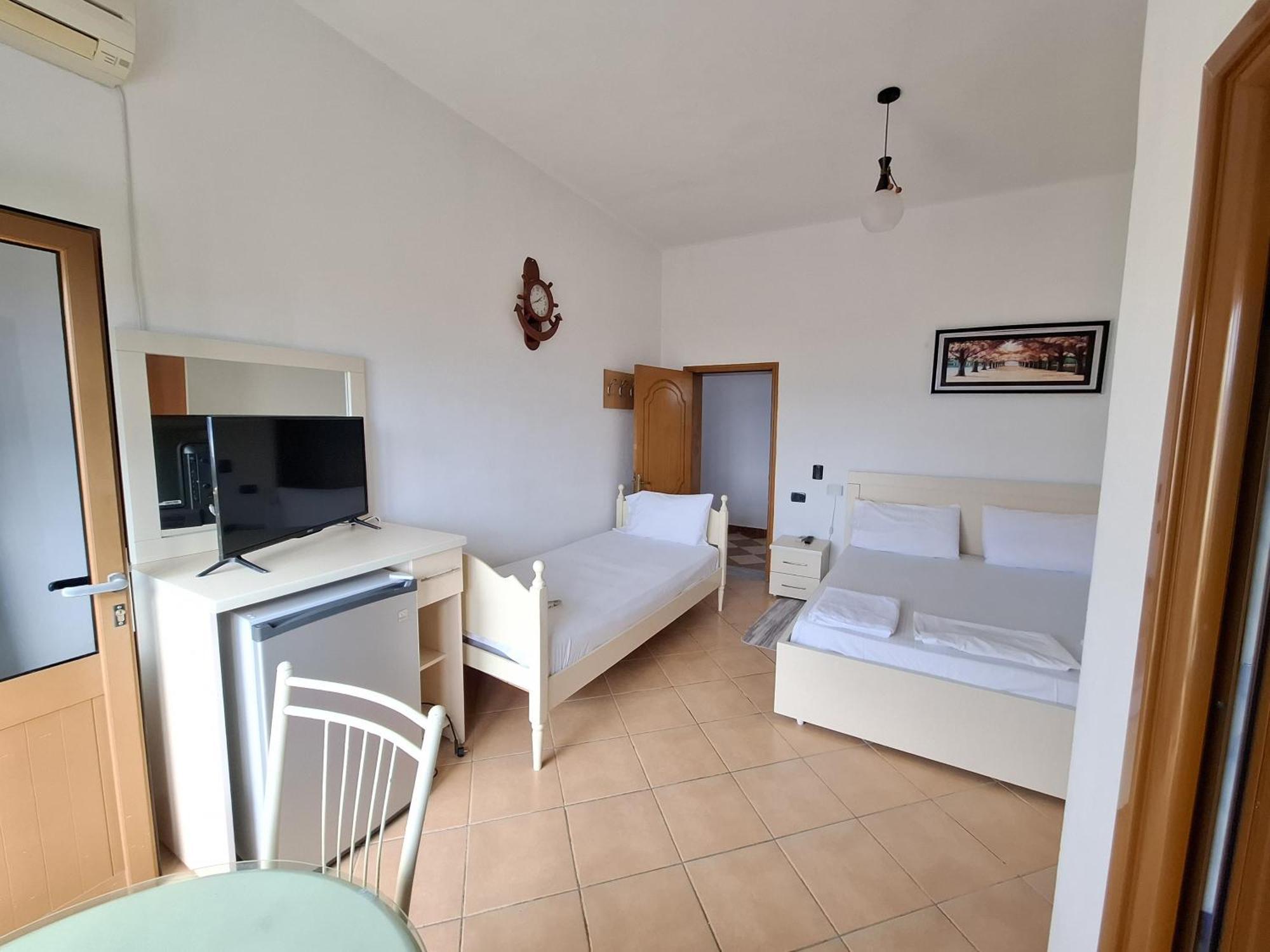 Hotel Sirena Radhimë Buitenkant foto
