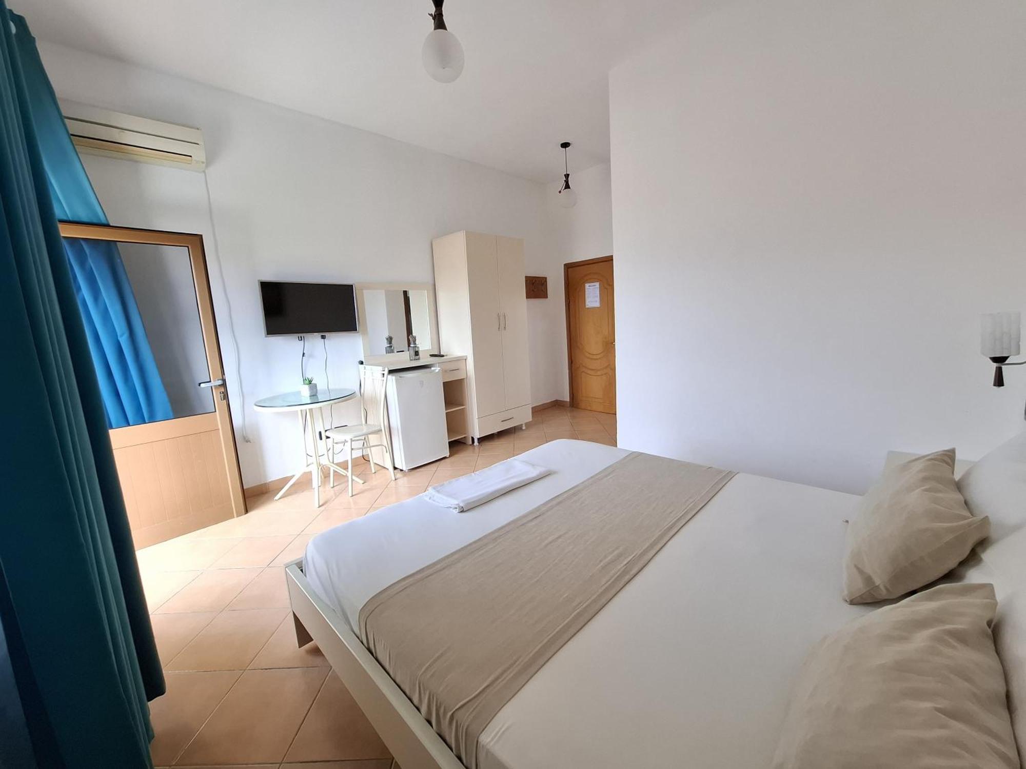 Hotel Sirena Radhimë Buitenkant foto